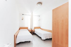 Habitació amb dos llits a la Residència Mas Moner.
