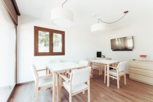 Taules de la sala d'estar de la Residència d'avis Mas Moner.